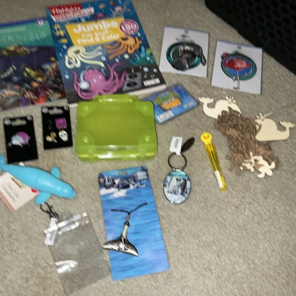 SEAWORLD REUSABLE BAG, GIRLS BUNDLE NECKLACE,SHIRT PINS,KEYCHAIN, PATCH,BOOK, ET